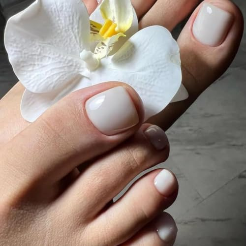 KQueenest Milch Weiß ZehenNägel zum Aufdrücken Kurz Quadratische, Natürliche Acryl Künstliche Zehennäge Elegante Glänzende Einfarbig vollständig Abdeckendes Fuß Press on Nails für Frauen, 24 Stück