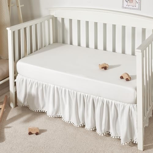 TILLYOU Falda de cuna para bebé para niñas y niños, falda de cama con volantes con pompones, 28 x 52 pulgadas, caída de 14 pulgadas, color blanco
