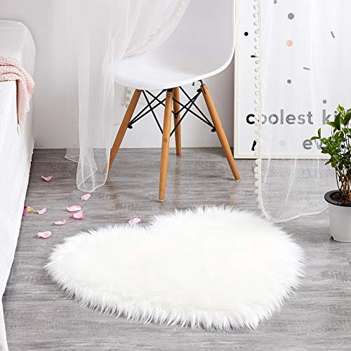 Teppich Wölkchen Lammfell Kunst-Fell-Teppich | Hochflor Deko Schaffell als Flauschiger Bett-Vorleger oder Läufer für Schlafzimmer, Wohnzimmer oder Kinderzimmer | Weiss - Herz 75x80cm