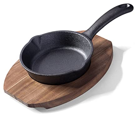 FACKELMANN Pfännchen aus Gusseisen mit praktischem Holzuntersetzer – Runde Grillpfännchen aus Guss passend zum nächsten BBQ – Zum Servieren von Gemüse und Käse