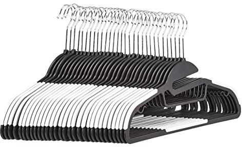 Amazon Basics Strapazierfähige Kunststoff-Kleiderbügel, mit rutschfestem Gummiüberzug und horizontalem Steg, 30er-Pack, Weiß